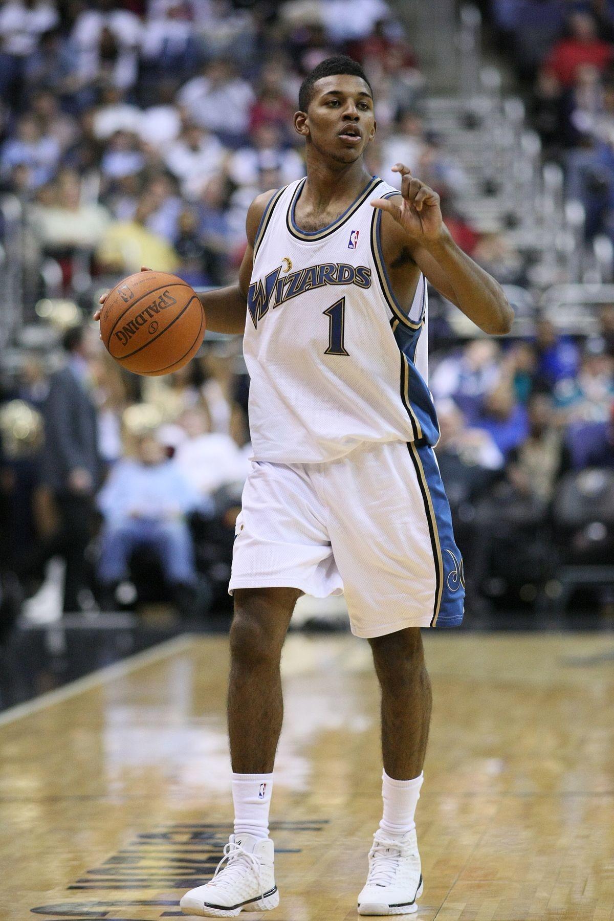 全市场：尤文与那不勒斯对格雷茨卡有意，正关注其续约情况（全市场：尤文、那不勒斯有意格雷茨卡，密切关注续约进展）