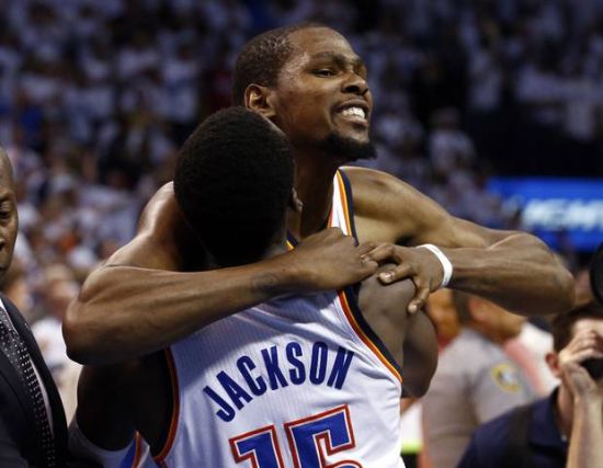 勇士3连胜！库里一举动感动汤普森 弗拉格27分成萌神26000分陪衬（勇士豪取三连胜！库里暖举感动汤普森，弗拉格27分仍为萌神26000分的陪衬）