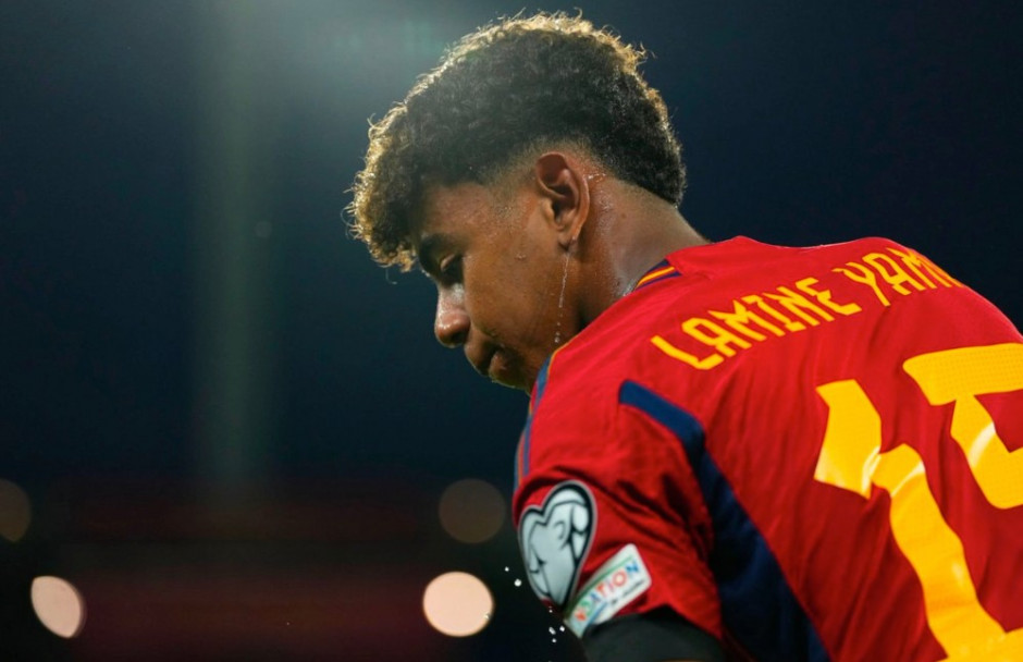 TA：利物浦球迷对阿诺德情感复杂，右路离开他后实力大打折扣（TA：阿诺德成红军球迷的矛盾焦点，右路失去他后战力明显下滑）