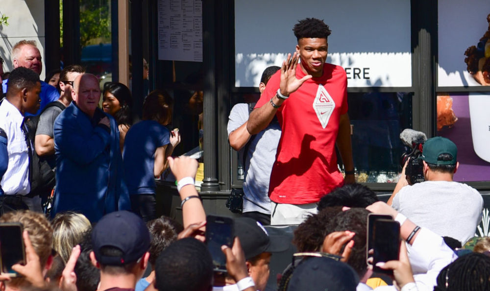 遗憾空砍！布克27投13中贡献38分5助攻（布克27投13中轰38分5助，仍难挽败局）