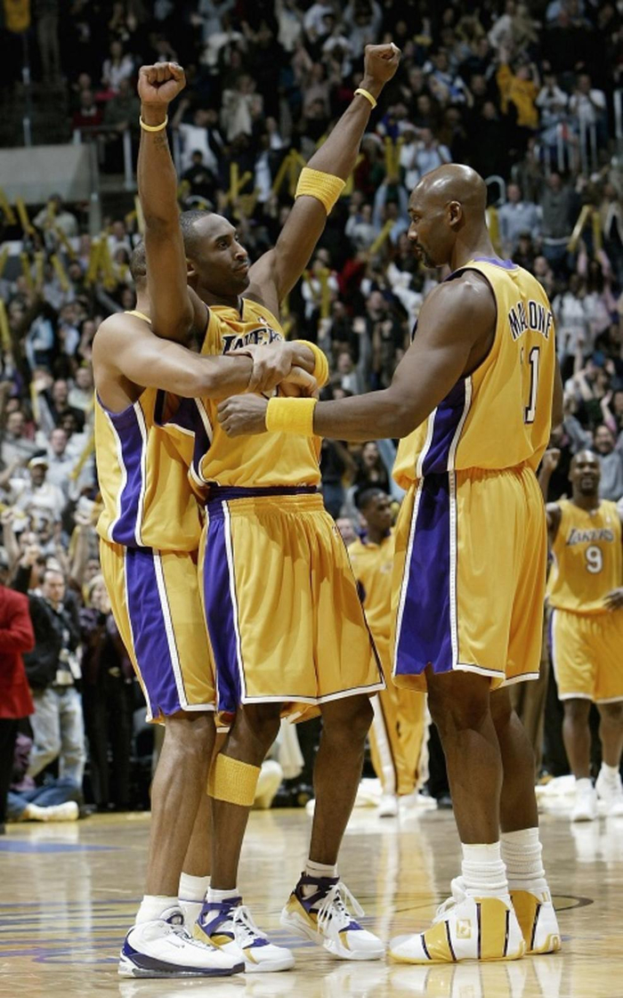 萨勒马克尔斯比赛里与裁判对峙，还被裁判踢了一脚（萨勒马克尔斯赛中与裁判争执，遭裁判一脚踢中）