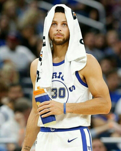 伊布社交媒体秀冠军数量 15个赛季拿13个联赛冠军（伊布社媒晒荣誉：15季斩获13座联赛桂冠）