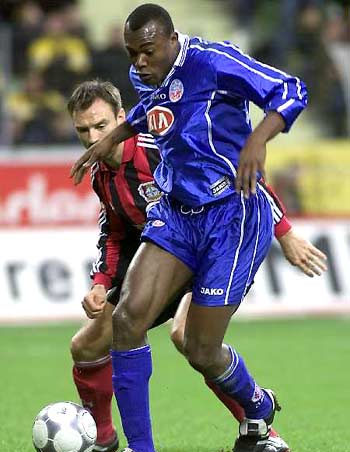 即便是詹姆斯老了，也是湖人队的非卖品，人气及品牌效益太高了（纵然詹姆斯老去，湖人仍绝不交易：人气与品牌价值无可替代）