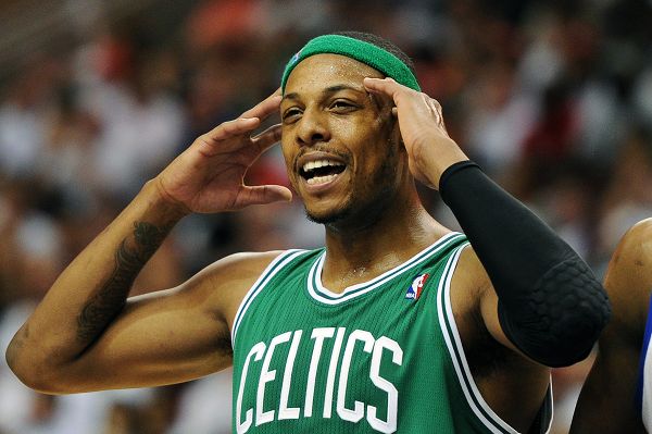 危险动作波姐扑地抢球 险些压到理查德森的脚踝（波姐飞身倒地抢球上演高危动作，险些压到理查德森脚踝）