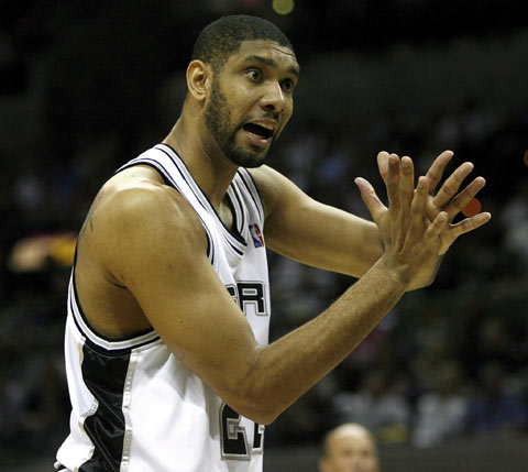 前锋关键时刻进球锁定胜利（前锋关键一击定胜局）