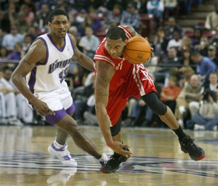 古德利晒防守贝林厄姆照片，后者调侃：抱得太紧了兄弟🤣❤️（古德利晒与贝林厄姆对抗照，贝林厄姆打趣：兄弟，你抱得太紧了🤣❤️）