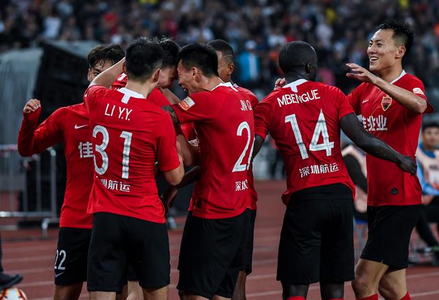 翟晓川断球反击，展现篮球运动员的瞬间爆发力（翟晓川抢断快攻，尽显篮球运动员瞬时爆发力）