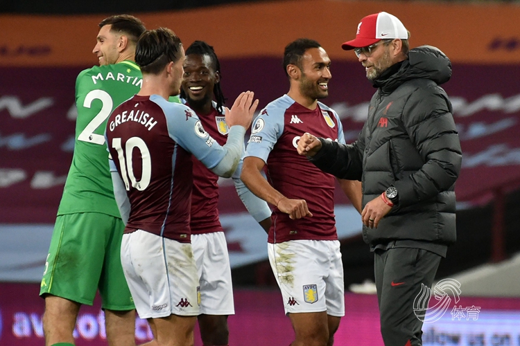 拜仁26／27赛季主场球衣谍照：红色基调搭配领口袖口金色线条（拜仁26／27赛季主场球衣曝光：通体红色，领口与袖口采用金色细边）