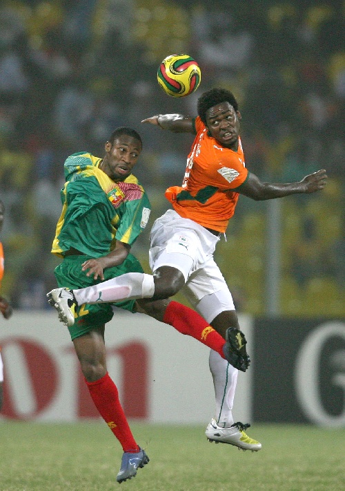 尤文大巴玻璃再次被洪水球迷砸碎！（尤文大巴车窗再度遭洪水球迷砸碎）