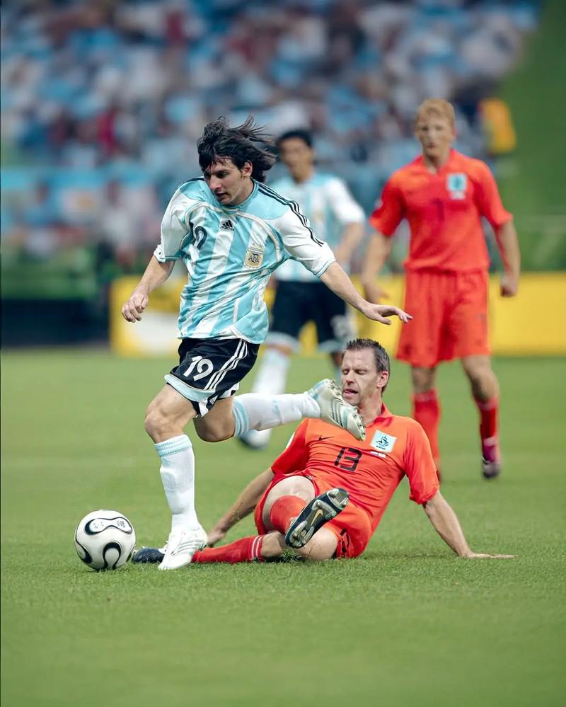 马德兴：中国足球受冷遇因成绩没突破，地方超火爆是大众怒其不争（马德兴：中国足球因成绩停滞遭冷落，地方热度背后是公众对其不争气的怒火）