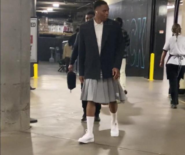 美记：猛龙更倾向于追求字母哥，巴雷特被送走可能性在走高（美媒：猛龙倾向追逐字母哥，巴雷特被交易概率上升）