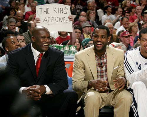 梅努哥哥身穿“放梅努离队”T恤现身球场，对阿莫林表示抗议（梅努兄长穿“让梅努走”字样T恤亮相球场，矛头直指阿莫林）