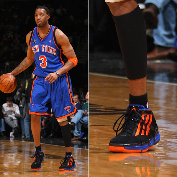 官方：巴塞罗那竞技后卫法雷右膝韧带损伤，将缺阵三到四个月（官宣：巴塞罗那竞技后卫法雷右膝韧带受损，预计伤缺3至4个月）