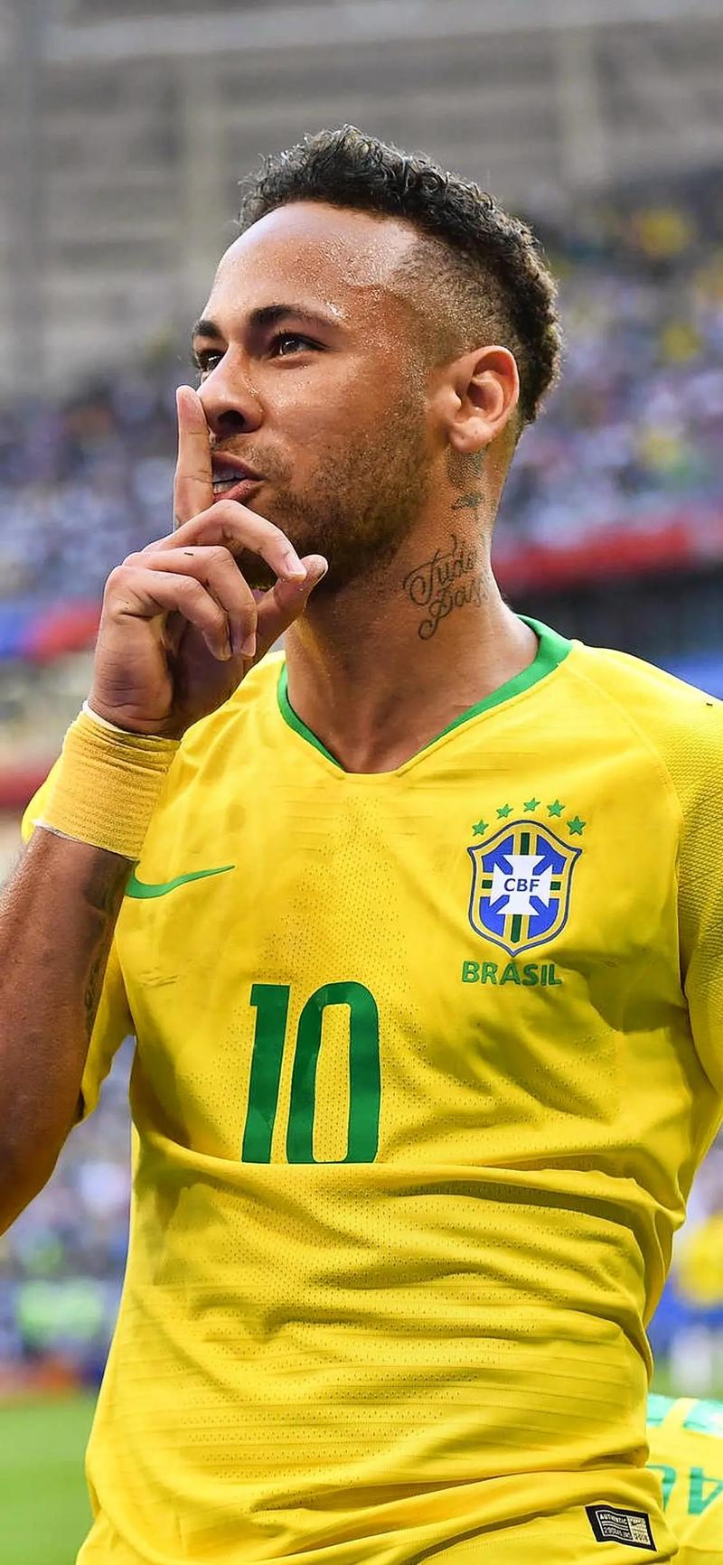 德转33岁+球员身价前10：萨拉赫4500万第1，梅西第7，C罗第9（德转公布33岁以上球员身价前十：萨拉赫4500万居首，梅西第7、C罗第9）