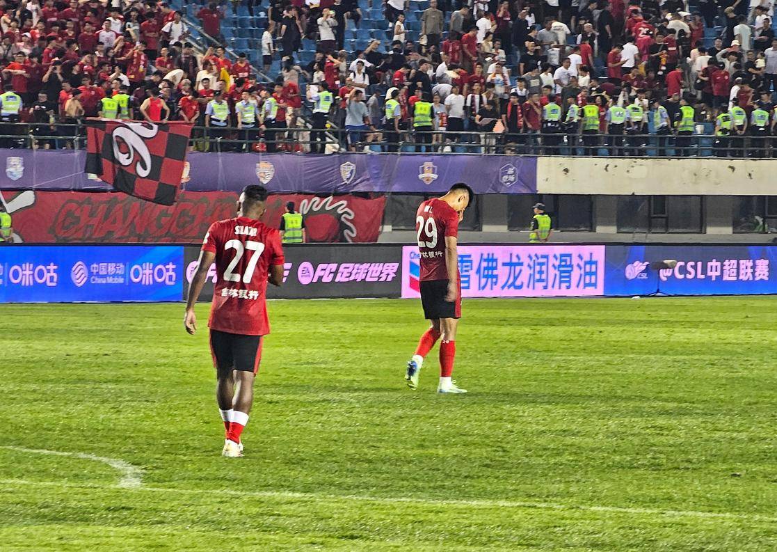 正负值队内第一！芬尼-史密斯打趣：当投不进球时你就会关注这个.